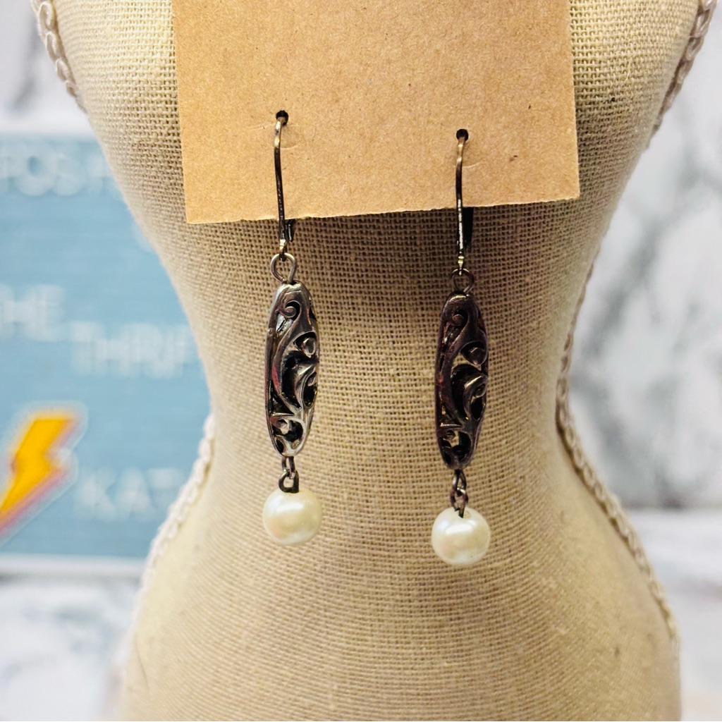 Vintage Filigree Silver Metal And Cream Pearl Drop Earrings 21$